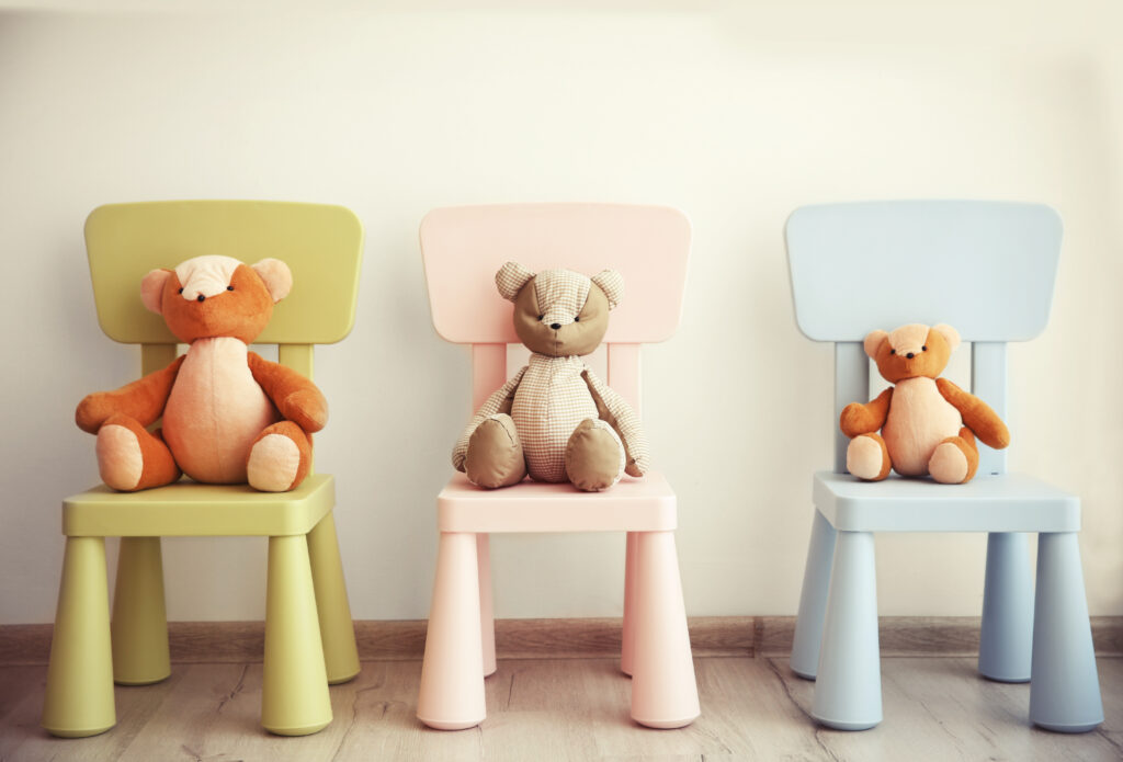 3つの子供用のイスとそれぞれに座る3体のクマのぬいぐるみ